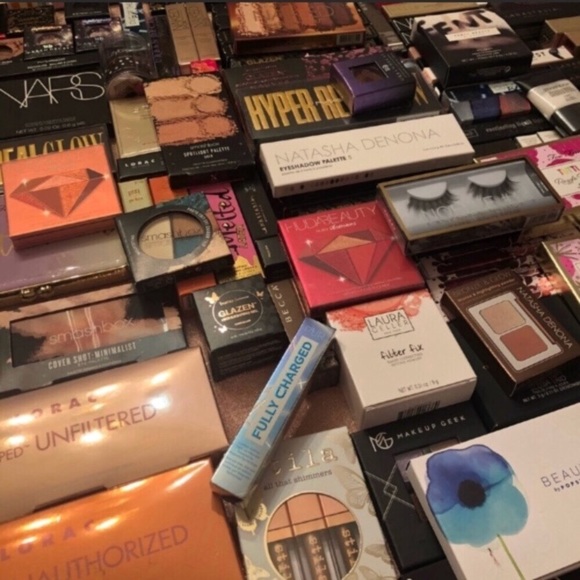 💄 👄 HIGH END MAKEUP MYSTERY BOX 👄💄 - Picture 2 of 8